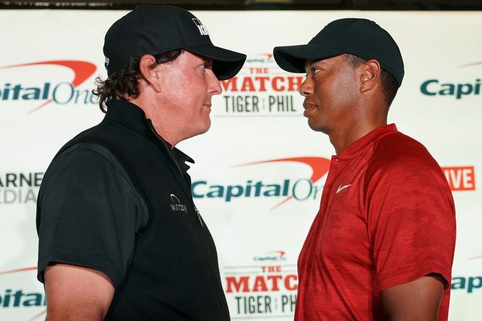 Phil Mickelson (links) en Tiger Woods.