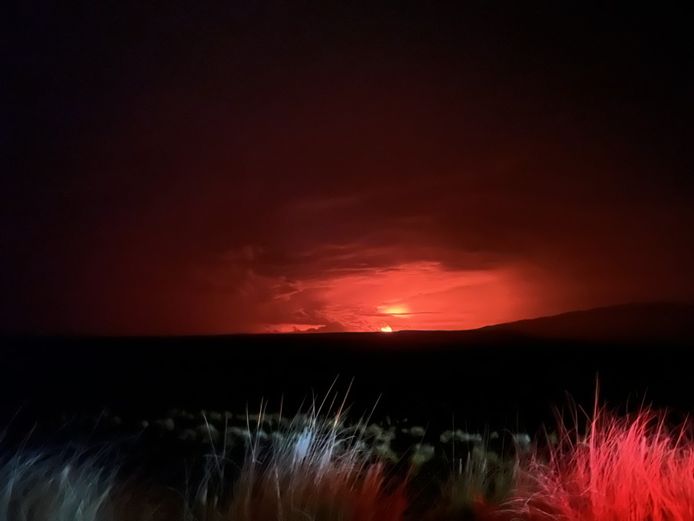 De top van de Mauna Loa ligt zo'n 4.100 meter boven de zeespiegel. Bij haar laatste uitbarsting in 1984 bereikte een lavastroom van zo'n 25 kilometer het dorp Hilo.