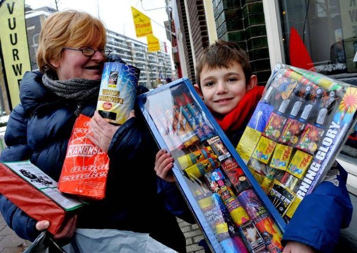 Marij Houtepen en haar 7-jarige zoon Arie uit Tilburg kunnen gaan knallen. Zij haalden hun vuurwerk bij Rosa aan de Piusstraat. foto Jan van Eijndhoven/PVE