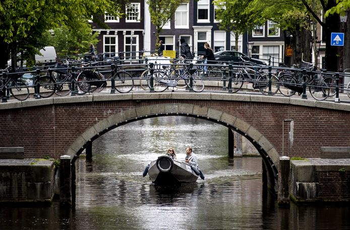 Sloepen varen weer in de grachten van Amsterdam. Het vaarverbod, dat de afgelopen periode voor ieder weekend werd ingesteld, is opgeheven in het kader van de langzame versoepeling van de coronamaatregelen.