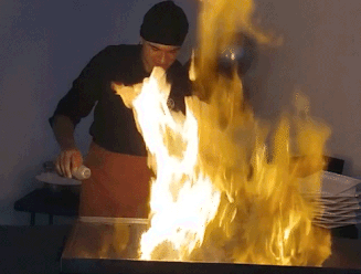 Showkok steekt grill aan, maar beseft niet dat hij onder sproeier van brandalarm staat