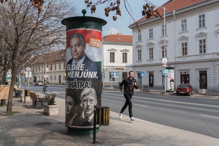 De Hongaren zijn verdeeld: 43 procent vindt dat premier Viktor Orbán Rusland harder moet veroordelen, 45 procent staat juist achter de lijn van de premier. Beeld SOPA Images/LightRocket via Gett