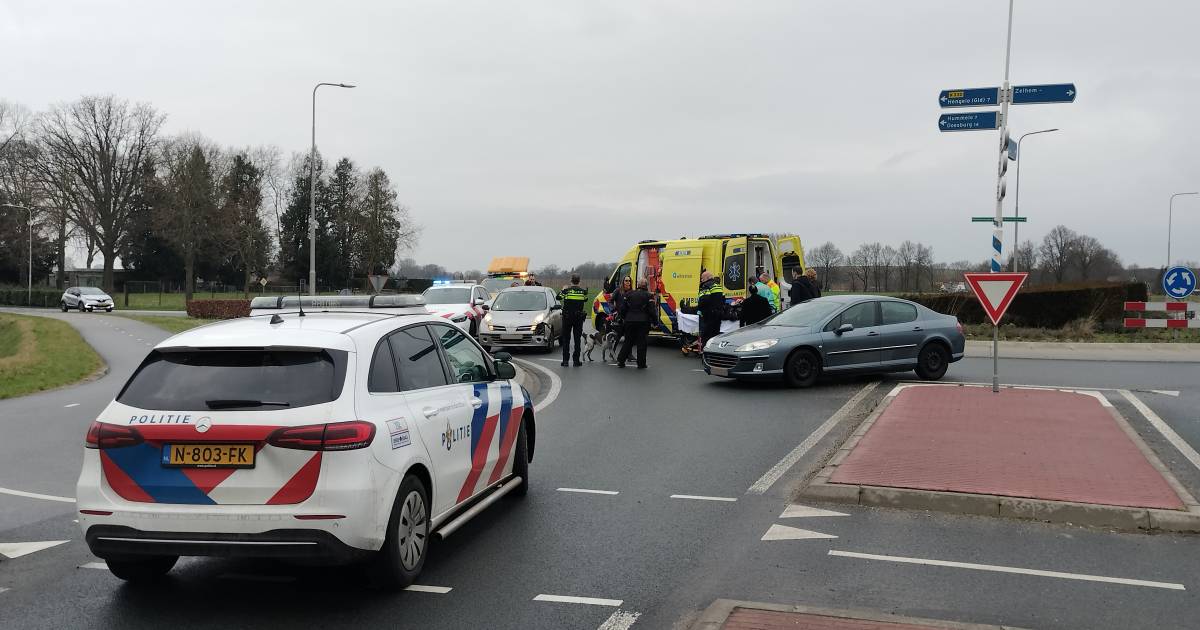 Motorrijder naar het ziekenhuis na botsing met automobilist op rotonde.
