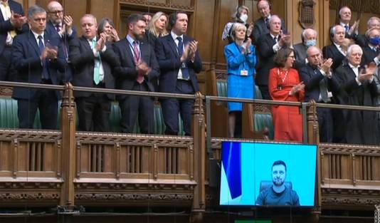 Zelensky werd door de Britse parlementsleden onthaald met een staande ovatie.