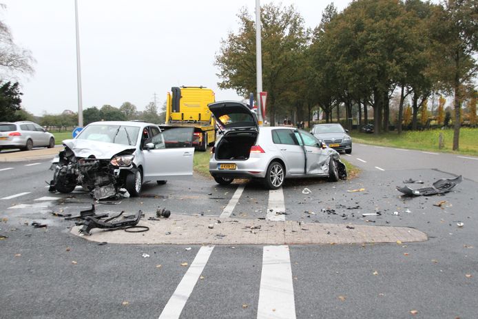 Flinke schade aan beide voertuigen.