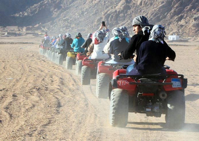 Toeristen tijdens een rondritje met een quad nabij Sharm El-Sheikh, Egypte. Beeld ter illustratie.