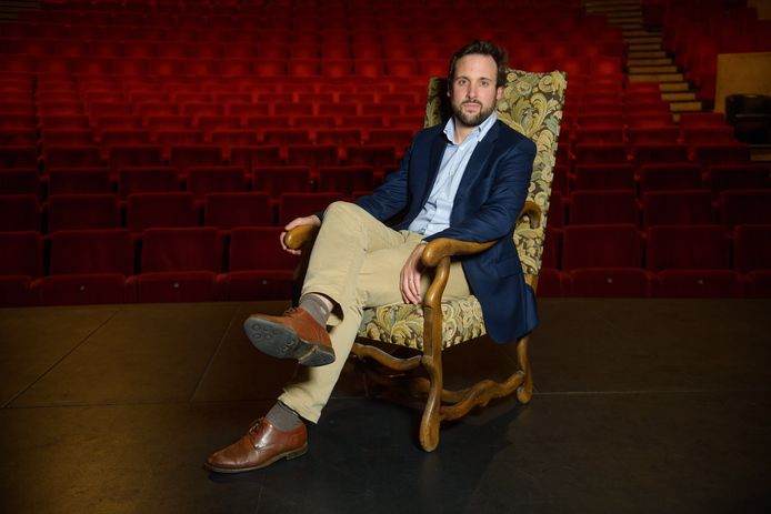 Christophe Cornet d'Elzius (33) op de scène van het cultureel centrum in Oudergem, waar vanavond en morgen zijn eindejaarsrevue speelt - dankzij zijn verzoekschrift bij de Raad van State.