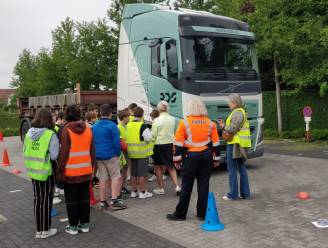 Politie geeft les aan leerlingen over de doe hoek