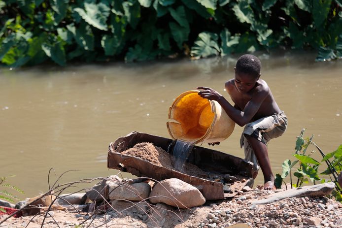 Een Zimbabwaans kind zeeft zand op zoek naar goud. Beeld van november vorig jaar.