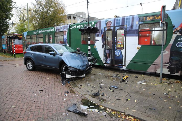 Op de Derde Werelddreef zijn vanmiddag een auto en een tram op elkaar gebotst.