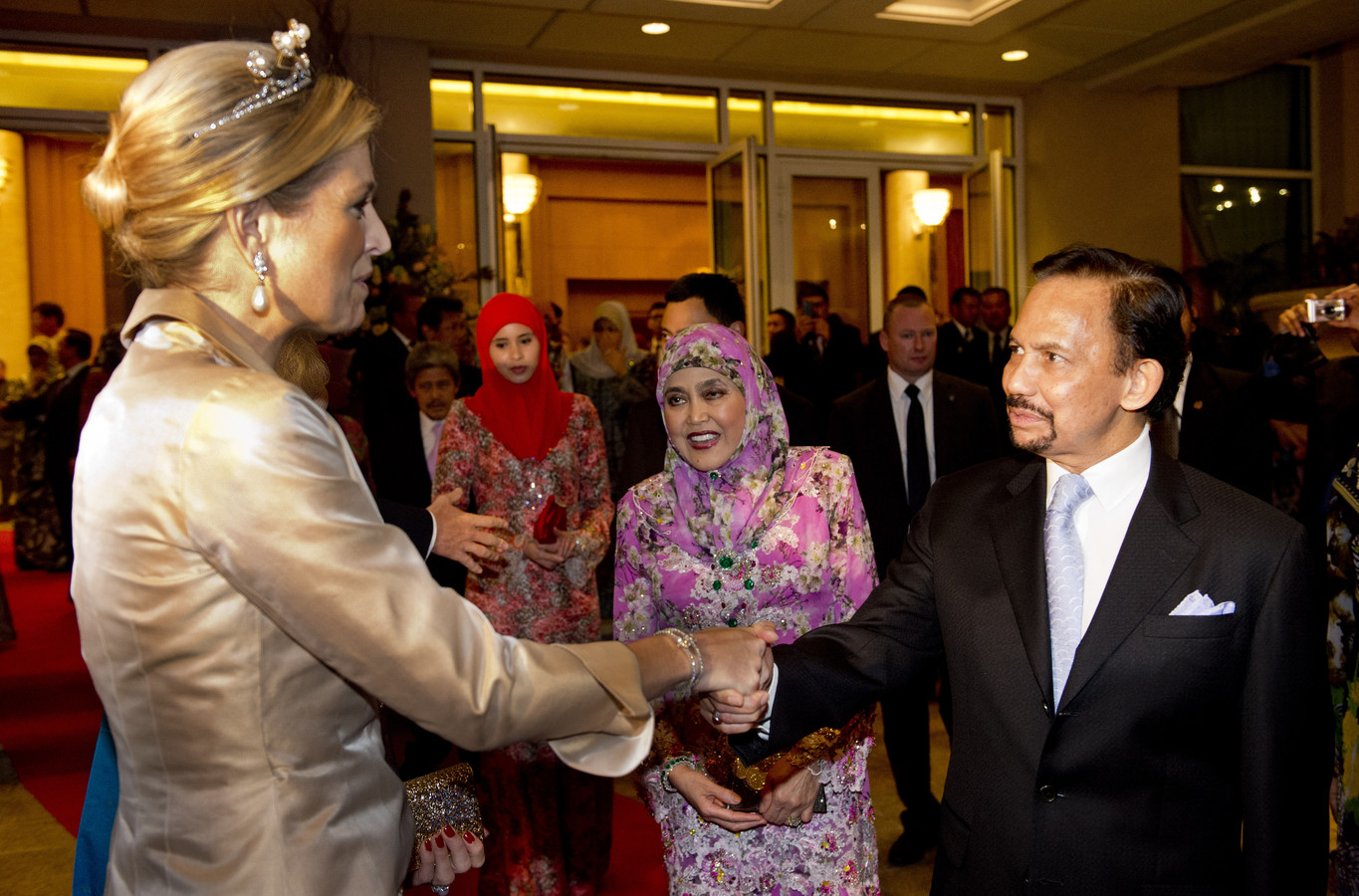 Máxima neemt afscheid van de sultan en zijn vrouw op de laatste avond van het staatsbezoek aan Brunei.