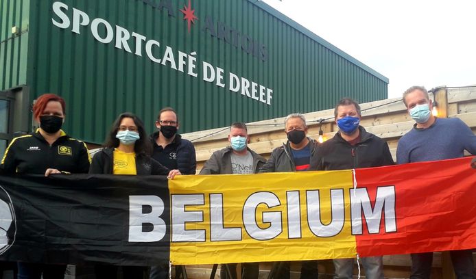 De vertegenwoordigers van de verschillende sportclubs samen met Steven Segerink (r.) van Sportcafé De Dreef
