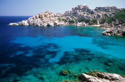 Sardinië neemt maatregelen om stranden te beschermen: inkomgeld, maximum aantal strandgangers en handdoekenverbod