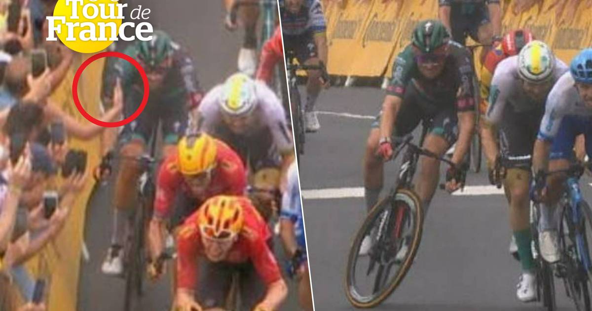 Opmerkelijke beelden: renner ontsnapt in Toursprint twee keer aan val na botsing met telefoon en ferme zwieper.