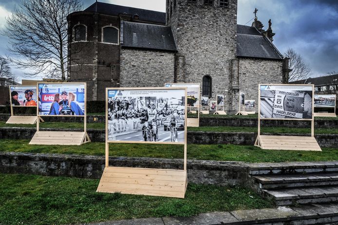 De foto’s geven een beeld van de geschiedenis van 65 jaar E3 Harelbeke. Op twee plekken zijn er meerdere foto’s te bezichtigen: op het graspleintje voor de kerk aan het marktplein en aan de parking van het voetbalstadion