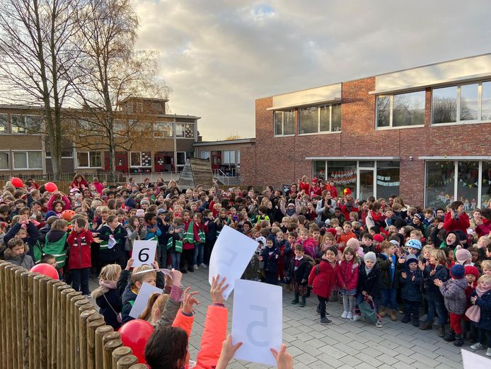 Enkele leerlingen toonden het totale opgehaalde bedrag met de loopneusathon aan de rest van de school.