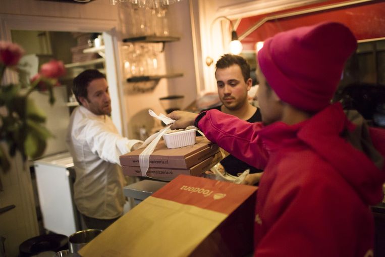Bezorger Javier Koole (22) van Foodora brengt restaurantmaaltijden rond per fiets. Beeld Julius Schrank / de Volkskrant
