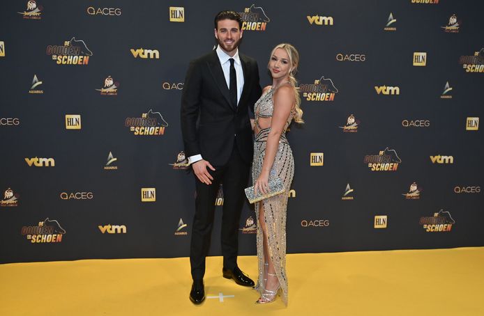 Wesley Hoedt met vriendin Emma Heesters.