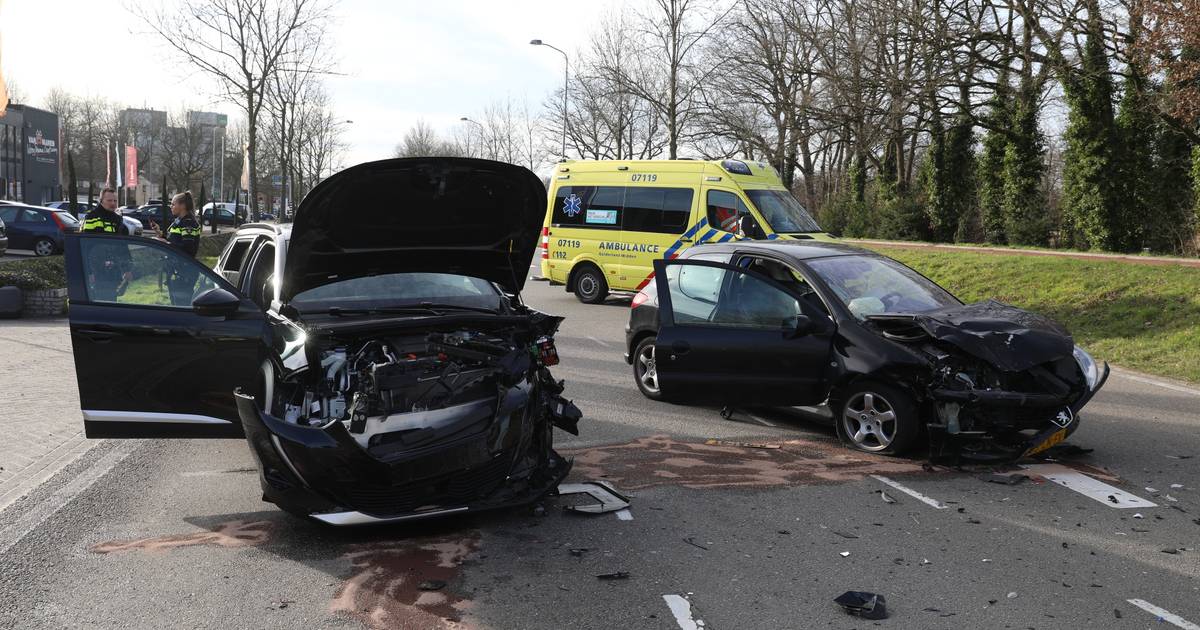 Zes mensen betrokken bij botsing tussen twee auto’s in Barneveld