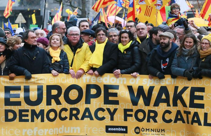 Carles Puigdemont  (midden met gele sjaal) voegde zich na begin van de demonstratie bij zijn aanhangers in de straten van Brussel.