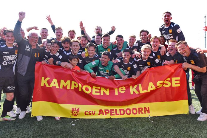 Feest bij CSV Apeldoorn, want de ploeg van trainer Jan Kromkamp is kampioen van de eerste klasse D. Daarvoor volstond een 1-3 overwinning op Hierden, dat een stapje terug doet naar de tweede klasse.