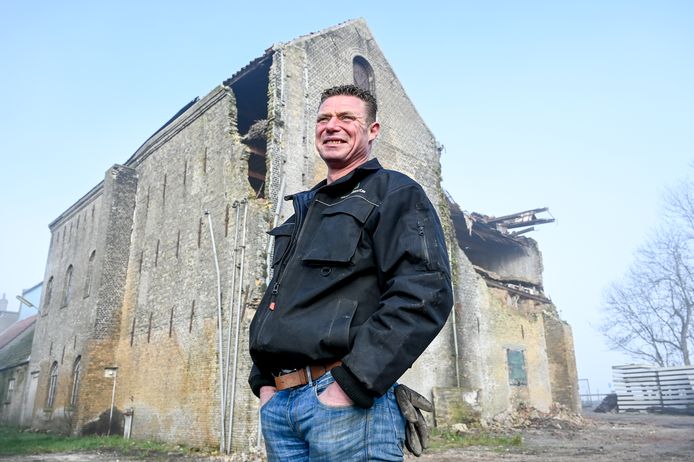 Eigenaar Frans Koopman voor het markante torengebouw. De twee ovens (rechts is nog een groene ovendeur te zien) van de oude fabriek werden van buitenaf gestookt voor het drogen van de cichorei. Arbeiders sliepen op de eerste droogzolder van het gebouw, om het vuur brandend te houden.