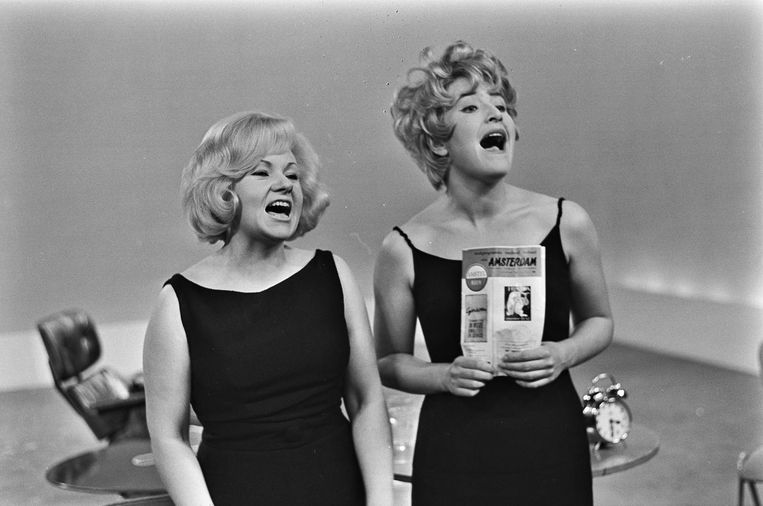 Sylvia de Leur en Jasperina de Jong in een scène van het Lurelet-caberet. Beeld anp