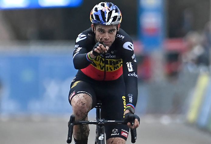 Wout van Aert boekte in Loenhout z'n zesde seizoenszege in evenveel crossen.