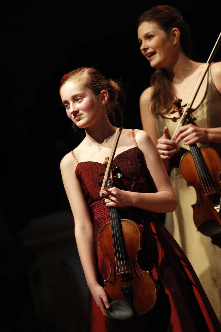 Violiste Janine Jansen na het winnen van de Concertgebouw Prijs, samen met Noa Wildschut (L) die de Young Talent Award won. Beeld anp