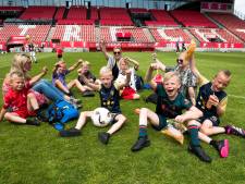 Lunchen, chillen en een balletje trappen: supporters FC Utrecht genieten op oude grasmat