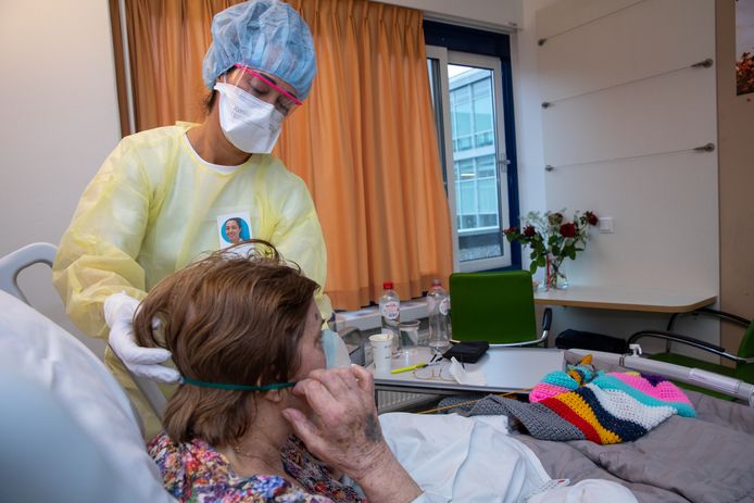 Patiënt Roos krijgt een vernevelingsmasker op.