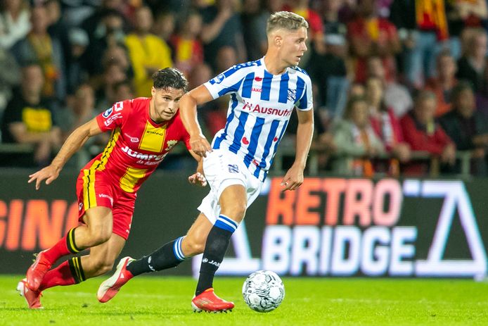 Joey Veerman in actie tegen Go Ahead Eagles.