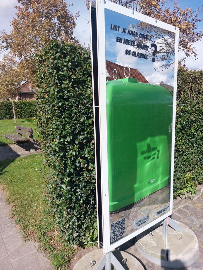 Tijdens de Week van de Handhaving duiken spiegels op aan de glasbollen van Mirom Roeselare.