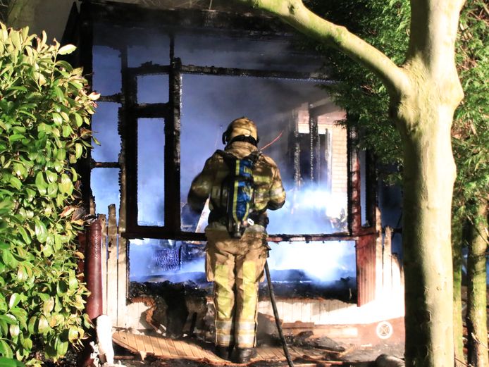 Een stacaravan op Allurepark De Lucht in Renswoude brandde volledig uit.