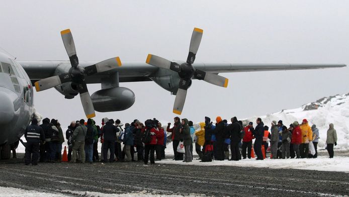 Archiefbeeld van een vliegtuig en reizigers op de  luchtmachtbasis Eduardo Frei op Antarctica.