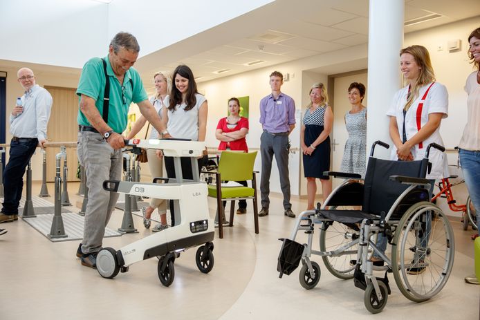 Beeld van de afdeling geriatrische revalidatie van tanteLouise uit 2017 toen een robot voor ouderen werd gepresenteerd. Een deel van de afdeling is nu vrijgemaakt om lucht te geven aan Bravis ziekenhuis voor de verzorging van coronapatiënten én patiënten zonder corona.