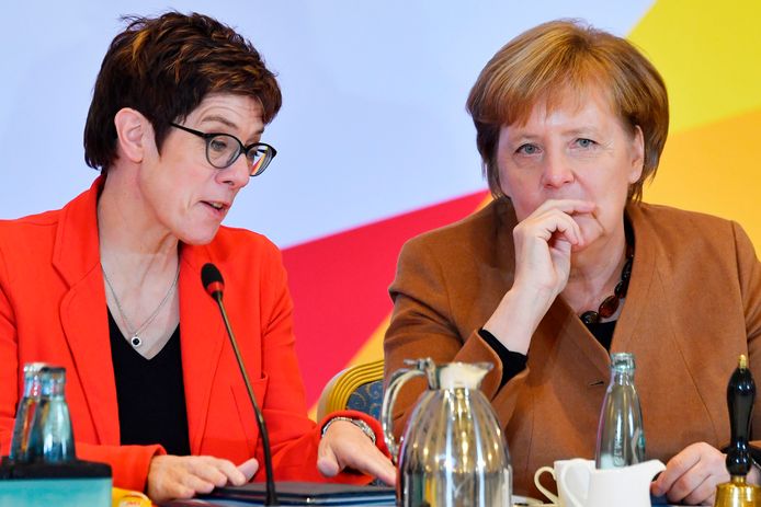 Annegret Kramp-Karrenbauer en Angela Merkel.