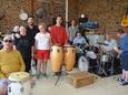 De bewoners van Schoonderhage en begeleider Tim bereiden hun show in cc De Plomblom in Ninove voor.