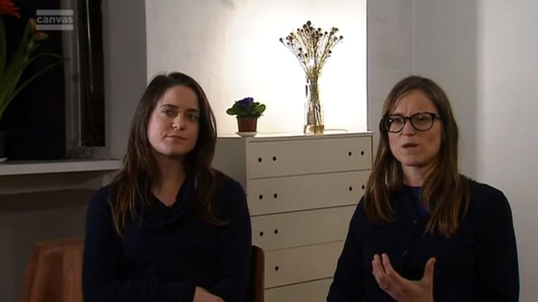 De zussen van Tine doen hun verhaal aan Terzake. Beeld VRT