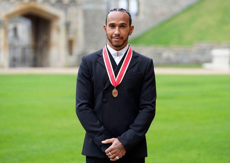 Lewis Hamilton poseeert met zijn medaille voor Windsor Castle. Beeld AFP