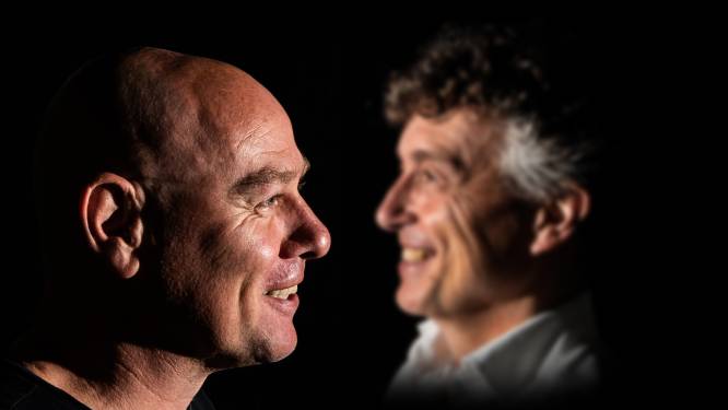 Daar stonden we met onze massieve lijven, juichend als in een Polygoonjournaal