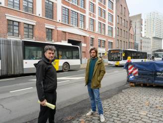 REPORTAGE. Bewoners Van de Wervestraat zijn ‘bus-o-strade’ voor hun deur beu: “1.600 bussen per dag, dat is onhoudbaar”