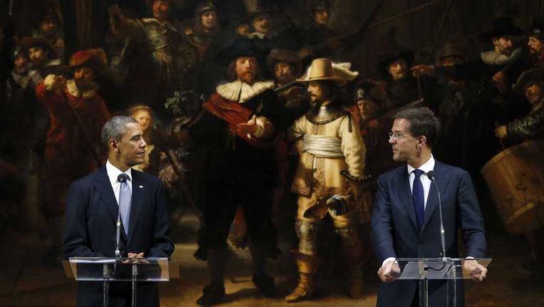 De Amerikaanse president Barack Obama (L) en premier Mark Rutte bij De Nachtwacht in het Rijksmuseum. Beeld anp