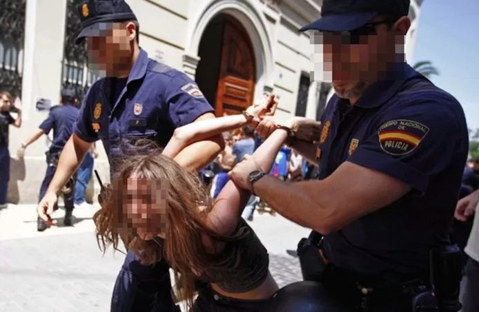 Maria G. werd in 2011 als politiek activiste bij een indignado-betoging opgepakt aan het regionale parlement van Valencia.