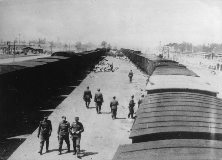 Foto gemaakt in 1944 van het treinstation bij het concentratiekamp Auschwitz/Birkenau in Polen. Op de achtergrond de crematoria 1 en 2. Beeld Votava/Imagno/Getty Images