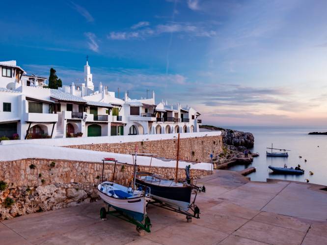 "Ze gaan onze huizen binnen, ze zitten op ons terras”: 
 pittoresk dorpje op eiland Menorca wil helemaal op slot voor miljoen toeristen