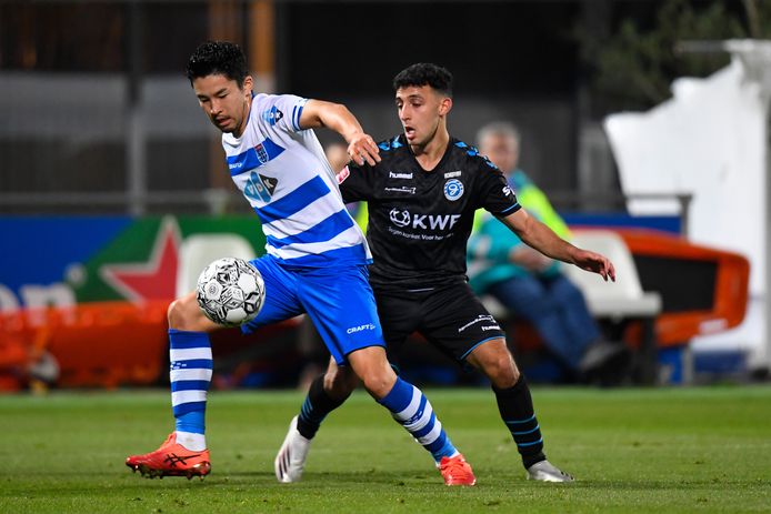 Yuta Nakayama in duel met De Graafschap-speler Hicham Acheffay.