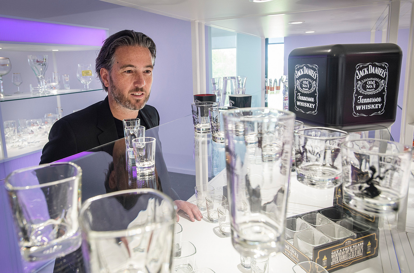 Flikkeren Universiteit Inleg Brabanders bedrukken miljoenen glazen voor Jack Daniels | Foto | AD.nl