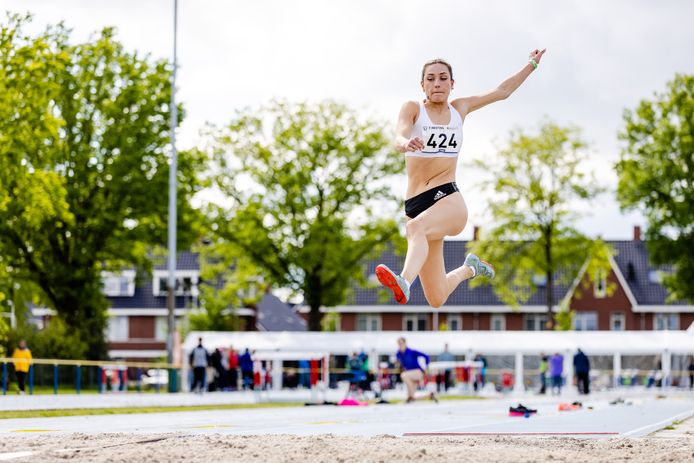 Eva Bastmeijer in actie bij het verspringen tijdens de T-Meeting bij AV Attila.