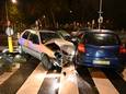 Een grote ravage op de weg in Breda, waar drie auto's tegen elkaar botsten op een kruising.
